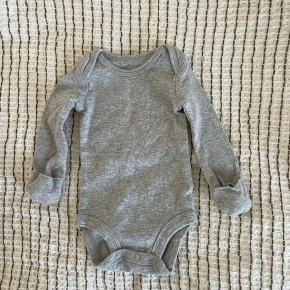 LOT OF 9 BOYS FALL/WINTER LONG SLEEVE ONSIES/PJ'S SIZE NEWBORN - Picture 8 of 12